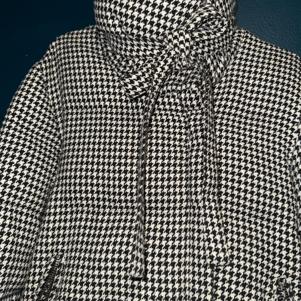 Walter Baker Black and White Puffer Jacket w/ funnel neck collar. - Picture 3 of 8